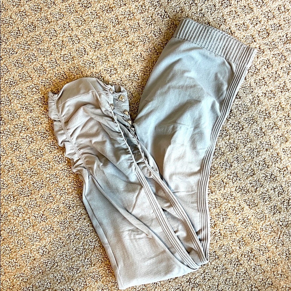 Stylish grey leggings